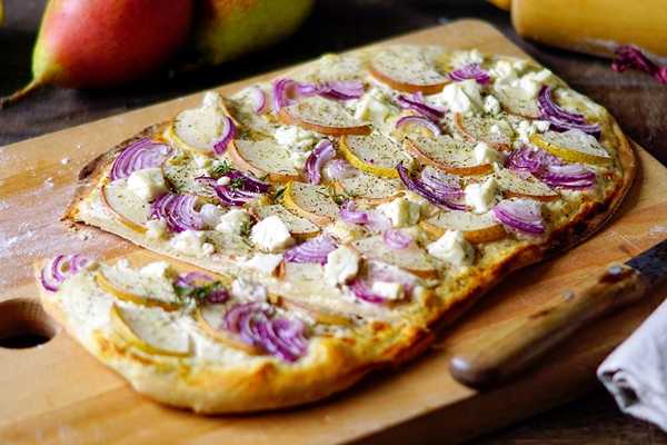 Flammkuchen mit Birnen, Zwiebeln und Ziegenkäse