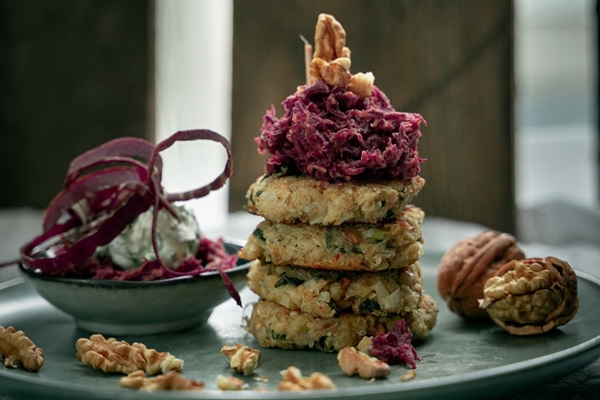 Sellerie-Walnuss-Bratlinge mit Möhrensalat
