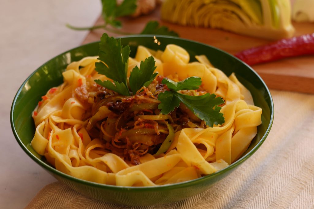 Tagliatelle mit pikantem Weißkohl