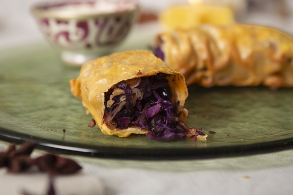 Rotkohlstrudel mit Cranberries, Maronen und Joghurt-Feta-Dip
