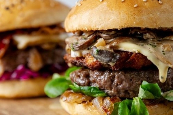 Burger mit Rahmpilzen und karamelisierten Zwiebeln