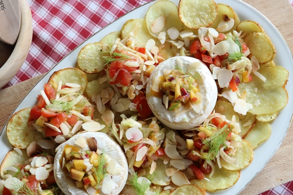 Gebackene Frühkartoffelscheiben mit Fenchel-Tomaten-Salat & gebackenem Camembert