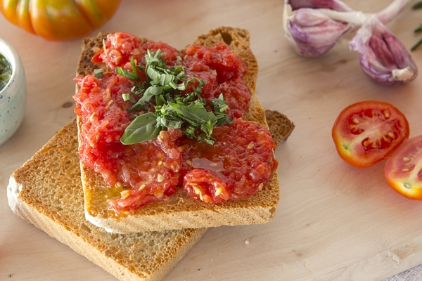 Geröstetes Sauerteigbrot mit Tomate und Kräuteröl