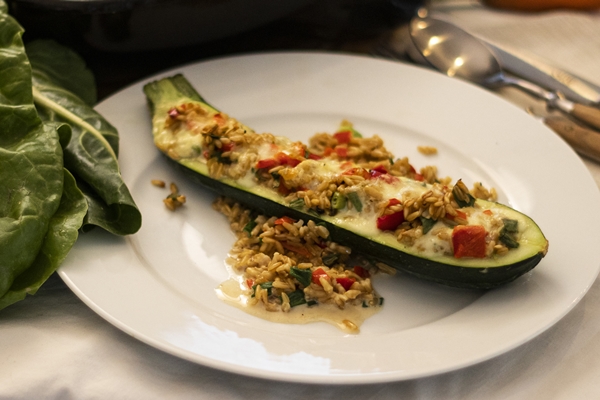 Zucchinischiffe mit Hafer und Gorgonzola