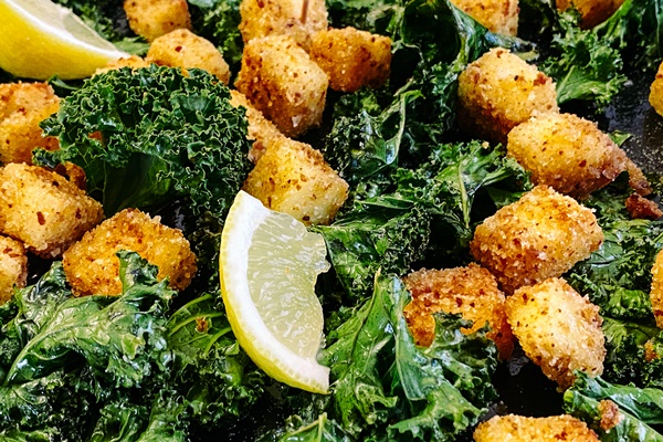 Grünkohlchips mit paniertem Grillkäse